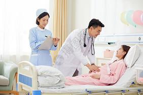 医院妇产科男医生给孕妇做身体检查室内高清图片素材