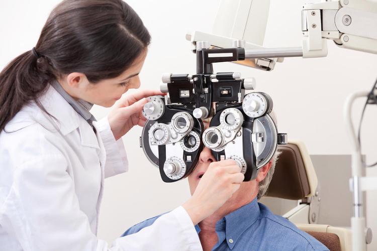 视光师在做测试视线的检查年轻孕妇做b超的女人怀孕女人医院妇产科